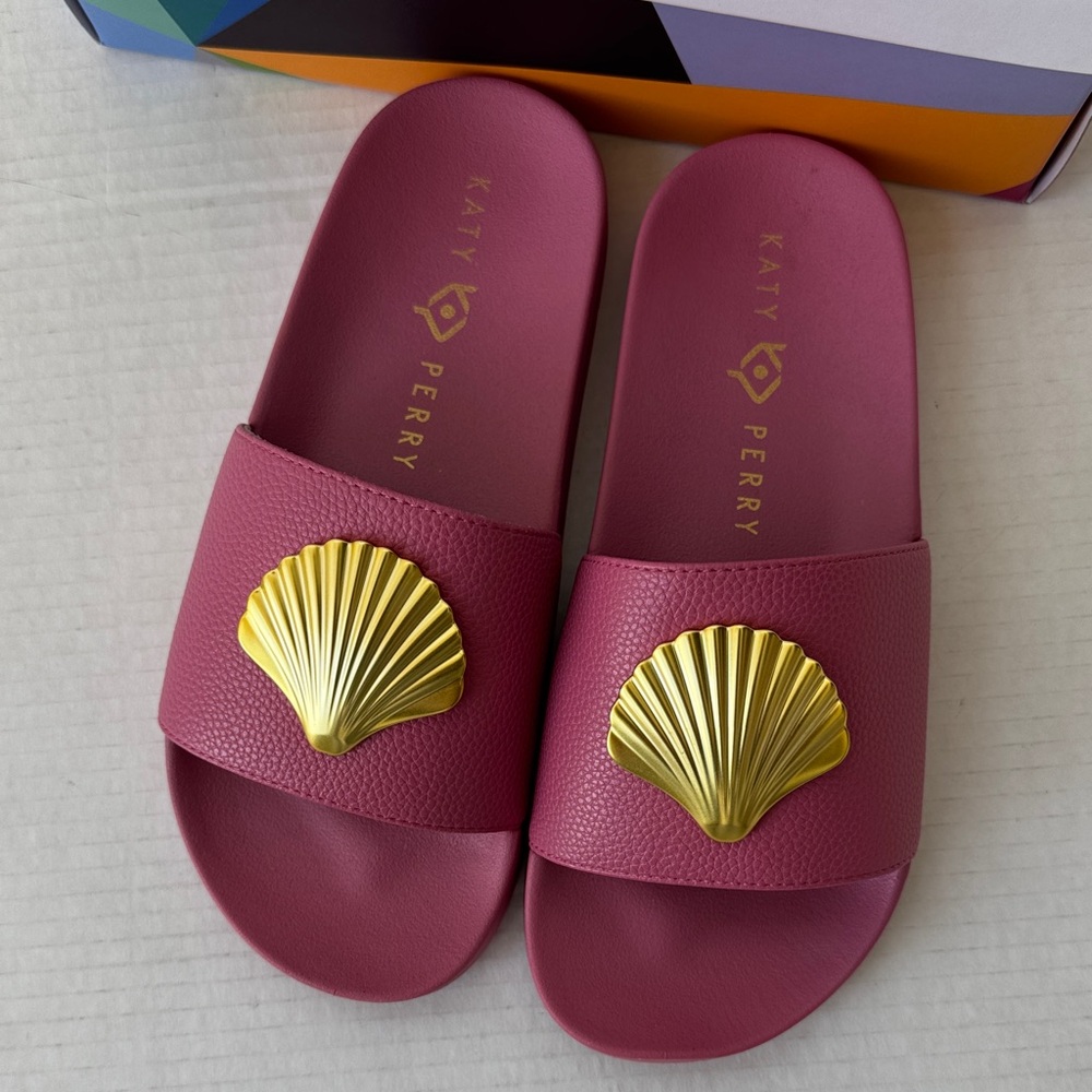 Katy Perry, The Pool Slide Shell